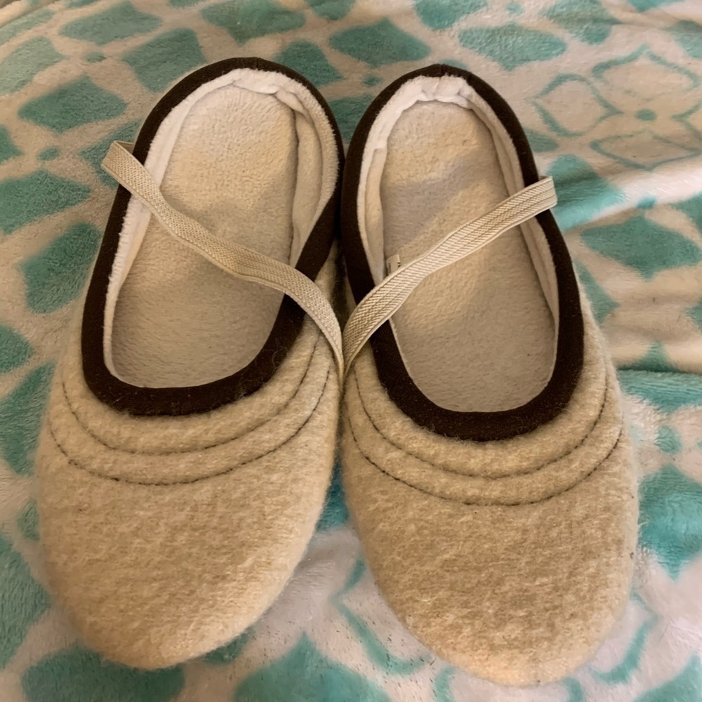 LL Bean women’s wool ballet style slippers 6